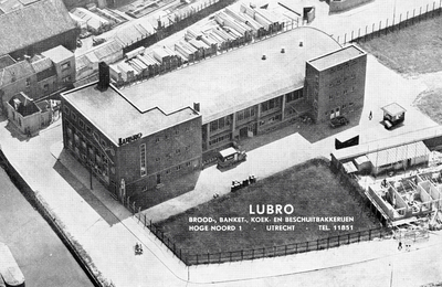 833903 Luchtfoto van het nieuwe fabrieksgebouw van de Lubro, Brood-, Banket-, Koek- en Beschuitbakkerij (Hogenoord 1) ...